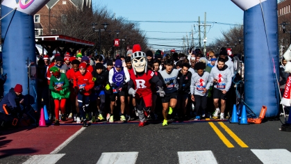 Runners (and the Scarlet Knight) begin the 2024 Big Chill 5k!