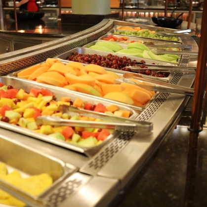 healthy food options at campus dining hall