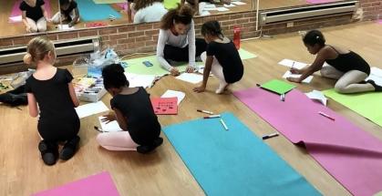 Cierra Kaler-Jones working with kids in art workshop
